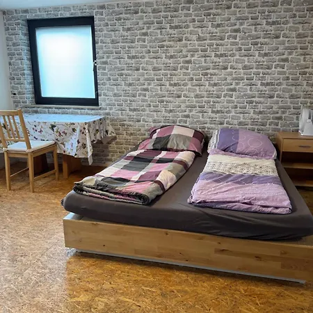 2 Monteure Mit Grossem Parkplatz